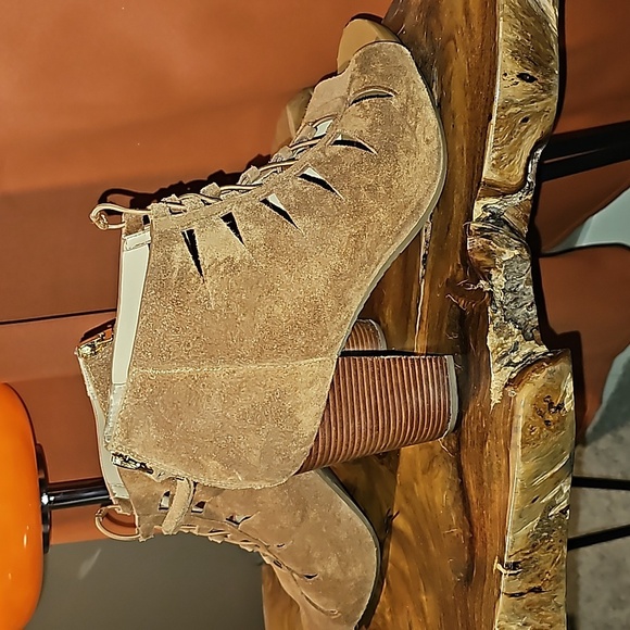 MICHAEL KORS- Women's Size 9 Elsie Mid Suede Elastic Strap Block Heel - Picture 6 of 13